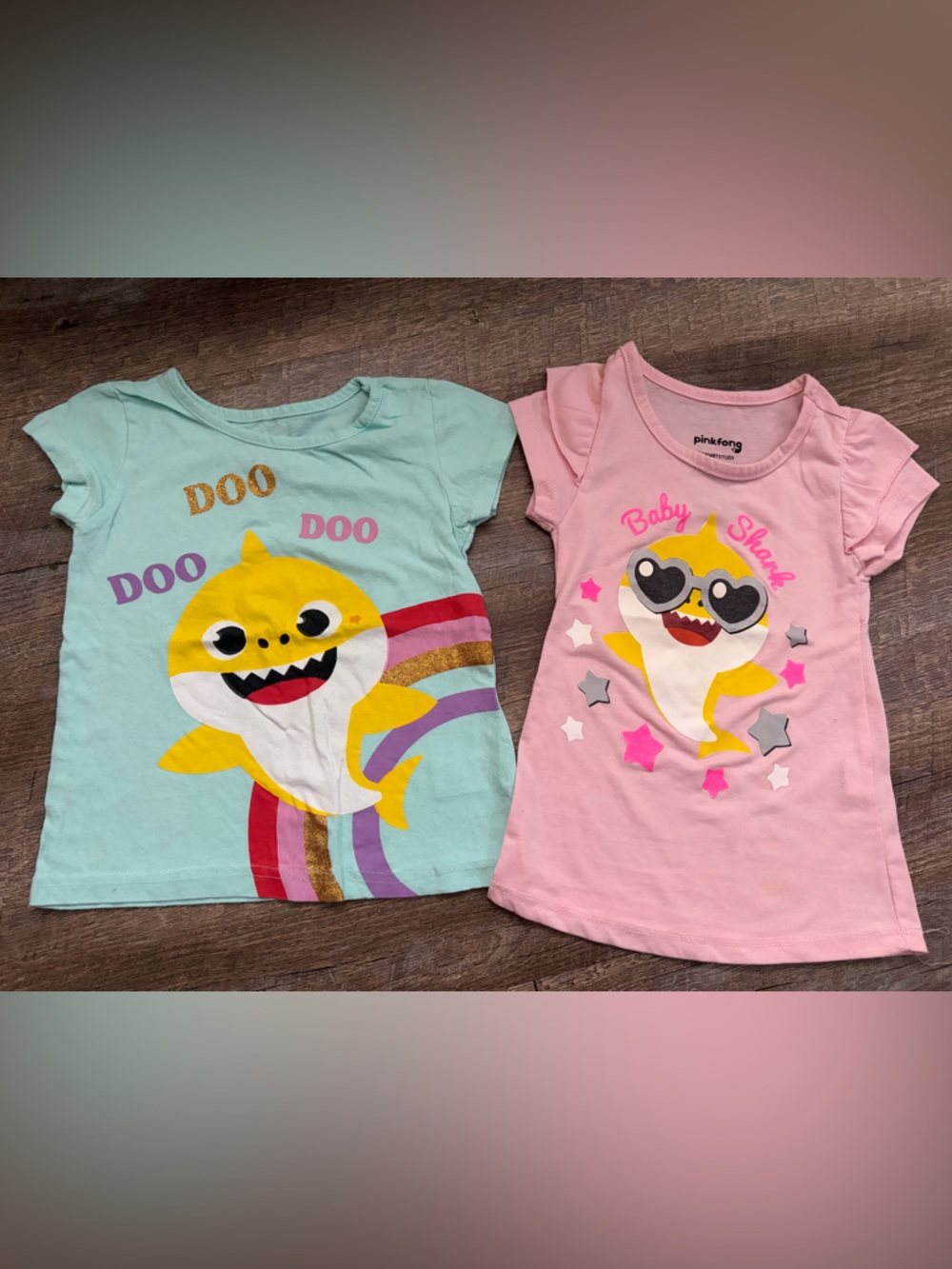 Pinkfong Baby Shark girls' short-sleeve graphic t-shirt